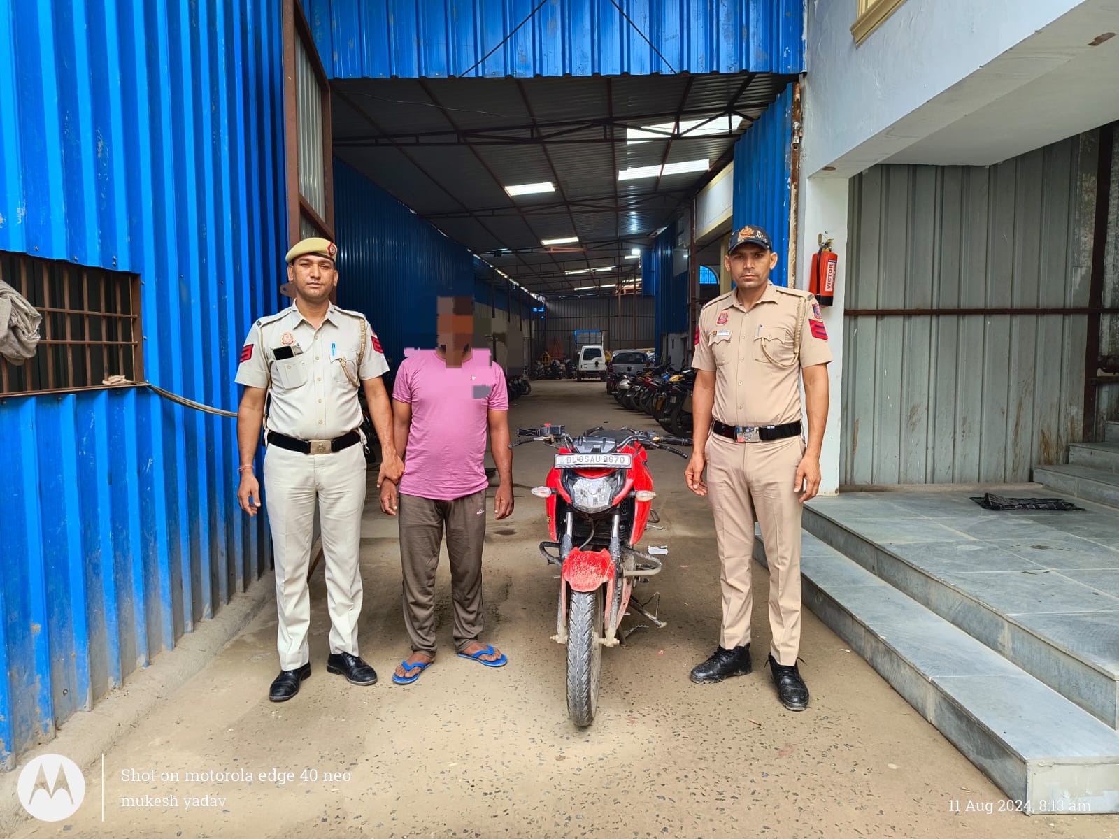 दिल्ली में दिनदहाड़े बंदूक की नोक पर लूट, पुलिस ने एक आरोपी को किया गिरफ्तार